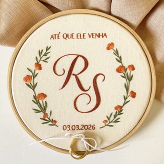 Bastidor bordado personalizado de casamento com iniciais R e S