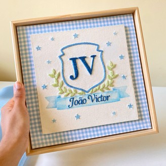 Quadro bordado personalizado de maternidade com o nome João Victor